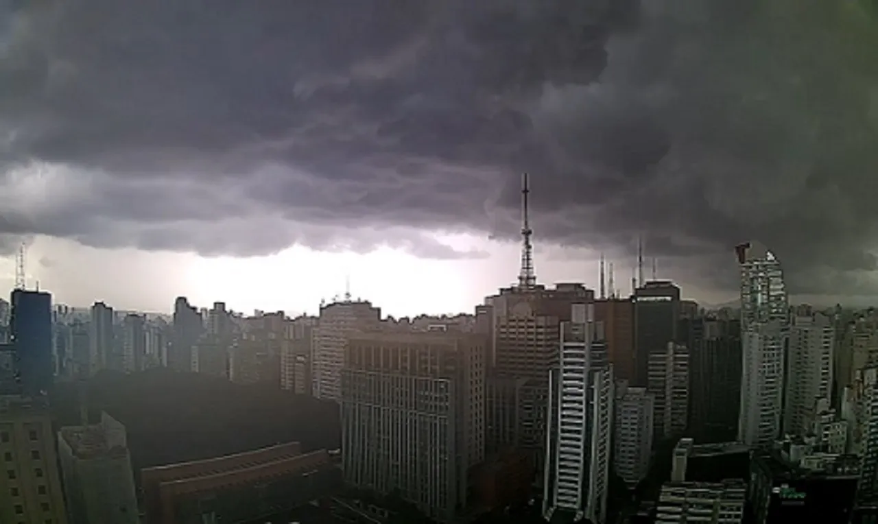 A imagem mostra o avan&ccedil;o de chuva intensa